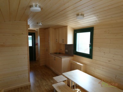 Großzügiger Innenraum mit Sitzbereich und Küche